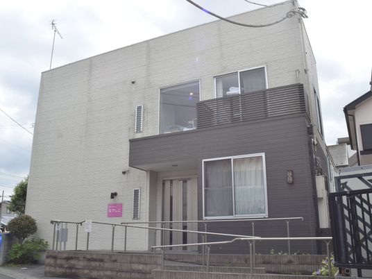 傾斜路のある建物の外観