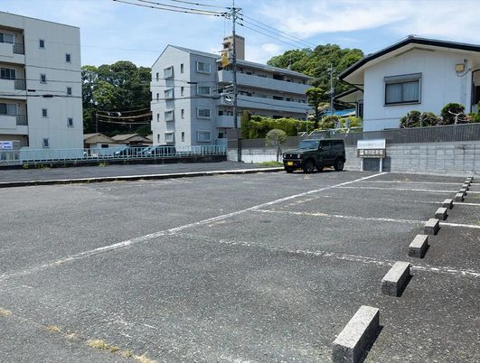 広い駐車場の外観  
