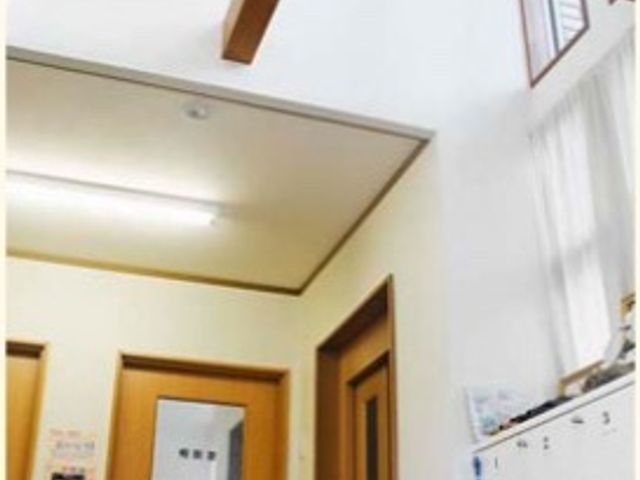 廊下の明るい空間 共有スペース 清潔感のあふれる廊下は、ゆとりのある設計で移動しやすく、壁にはスケジュール表も掲示されています。