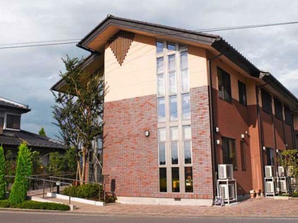 明るい外観の建物