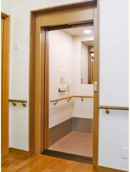 エレベーターの開いた扉