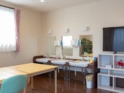 清潔な洗面所とテーブル