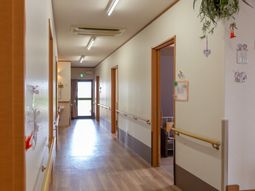 明るく清潔な廊下