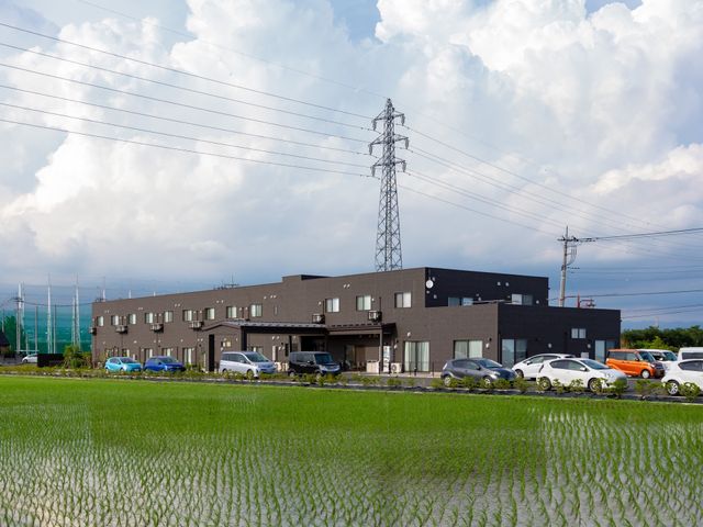 モダンな建物外観 施設周囲 モダンなデザインの建物です。周囲に自然が広がり、リフレッシュする環境を提供しています。