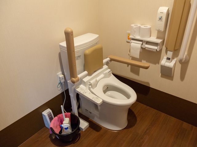 バリアフリートイレ設備 トイレ 手すり付きで安全に配慮されたトイレの設備です。快適にご利用いただけるよう工夫がされています。