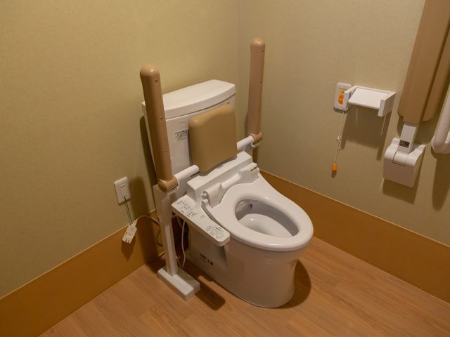 バリアフリートイレ設備 トイレ サポートが必要な方も安心のための手すり付きトイレです。清潔感があり、安全に配慮された設計になっています。
