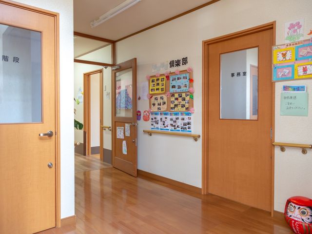 廊下の明るい雰囲気 廊下 廊下には掲示物が豊富にあり、活気に満ちた雰囲気を感じます。手作りの飾りが温もりを感じさせ、心地よい職場環境が広がっています。