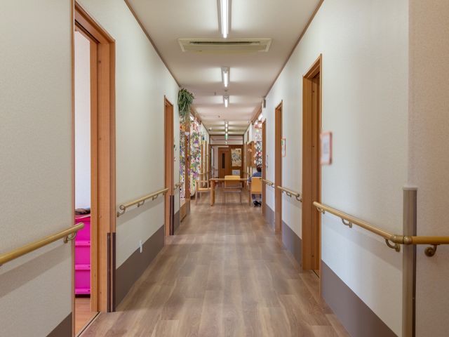 明るく清潔な廊下 廊下 手すりが設置された廊下は、明るくて歩きやすい設計になっており、安心してお仕事ができる環境です。