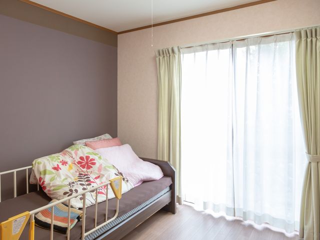 明るい個室の居室 居室 温もり感じる広々とした居室です。心地よい光が差し込む窓辺で、穏やかな一時をお過ごしいただけます。