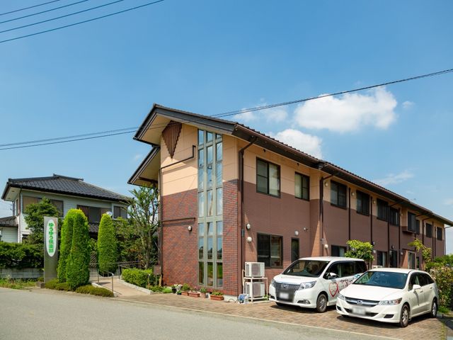 明るい日差しの外観 外観 広々とした敷地の入り口には、心地よい自然光が差し込むガラス窓があります。緑が生い茂る閑静な周囲と調和した建物で、新しい職場を見つけてみませんか。