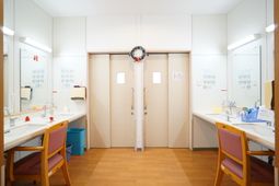 清潔な洗面台とドア