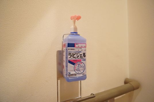 手指消毒液とそのホルダー