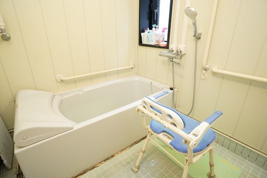 バリアフリーの浴室設備