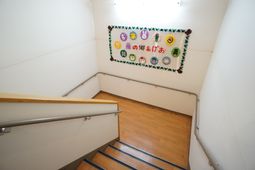 廊下の階段と掲示物