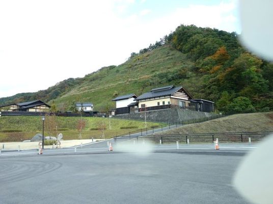 山あいの建物外観  