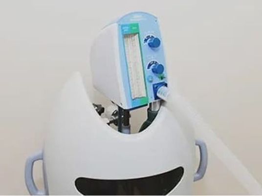 血圧計が置かれた廊下  
