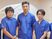制服のスタッフが並ぶ室内  