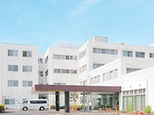 白い建物の外観  