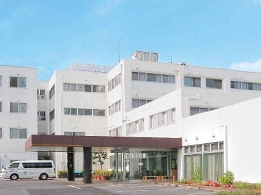 白い建物の外観  