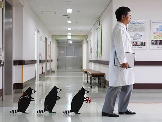 廊下を歩く男性職員  