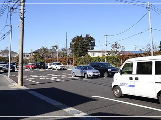 施設前の駐車場外観  