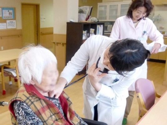 スタッフが介護を行う様子