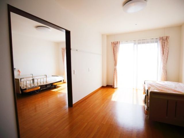 採光豊かな居室 居室 日当たりの良いこの居室で、入居者様のサポートを行いませんか。明るく快適な空間でのお仕事です。