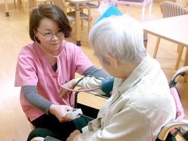 健康管理を行うスタッフ 機能訓練室 手厚いサポート体制のもと、利用者さまの健康管理に携わる仕事です。キャリアアップを目指しませんか？