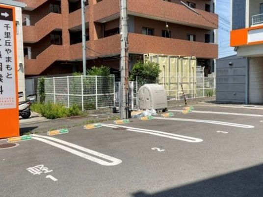 建物前の駐車場外観  