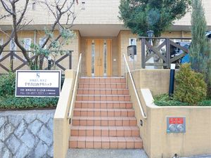 玄関前の階段と門柱  