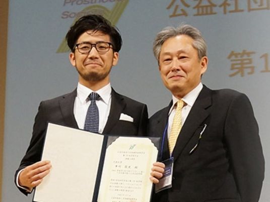 表彰状を持つ男性2人  