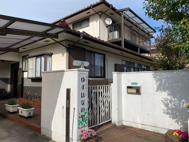 閑静な住宅街の一角 外観 和やかな雰囲気の外観は、周囲の住宅街に溶け込んでおり、アクセスも良好です。こちらでの就業は、地域に根差した温もりのある日々を過ごせるでしょう。