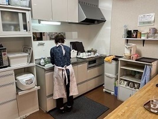 キッチンで作業する人