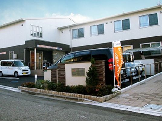 外観の明るい建物