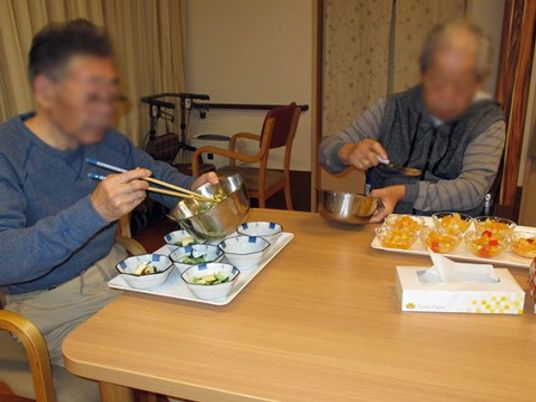 食事をとる人々