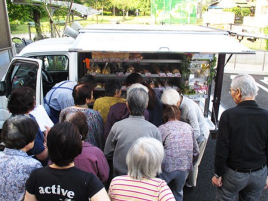 移動販売車と買い物中の人々
