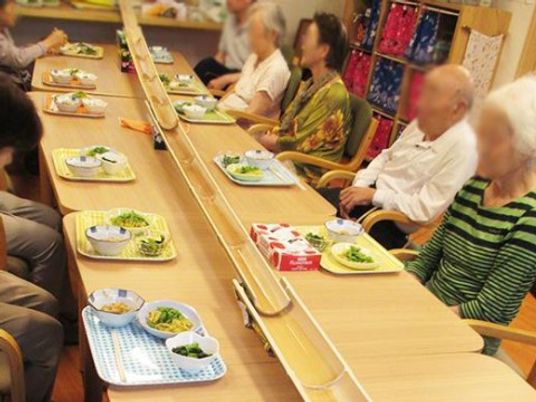 共有ダイニングの食事風景