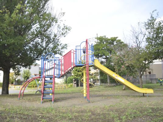 広々した遊具のある中庭