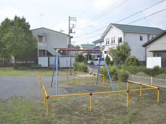 青空の下の遊具