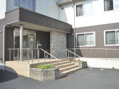 広々とした明るいエントランス