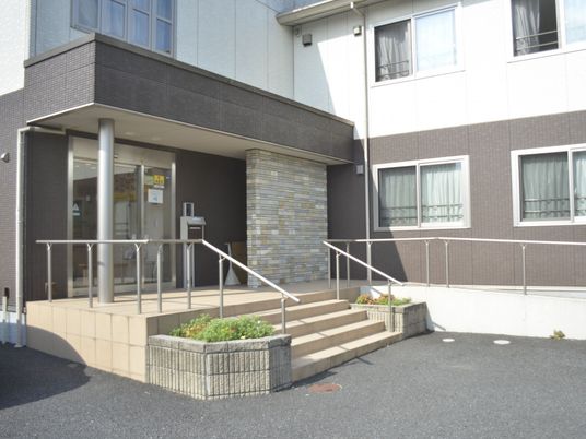 広々とした明るいエントランス