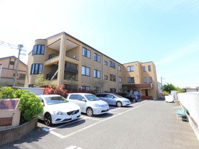 明るい日差しの建物外観