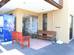 エントランスにベンチがある施設