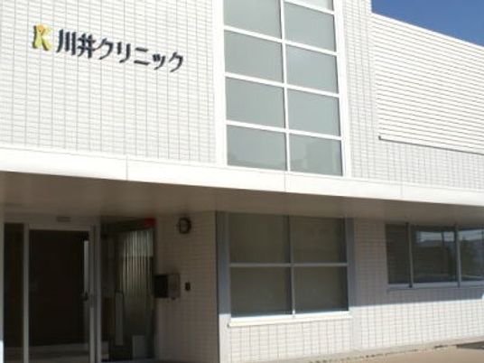 白い外壁の外観  