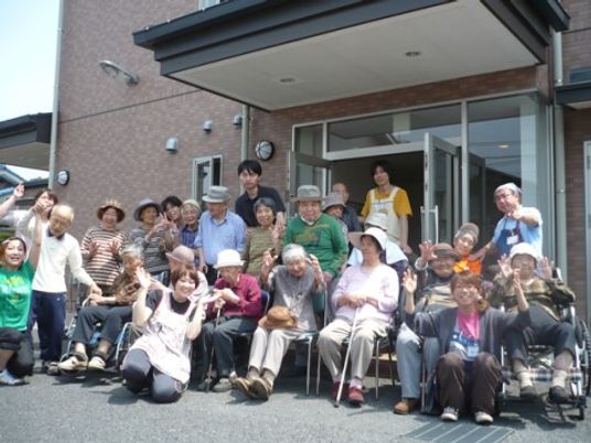 外の集合写真