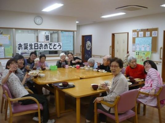 共有スペースで食事