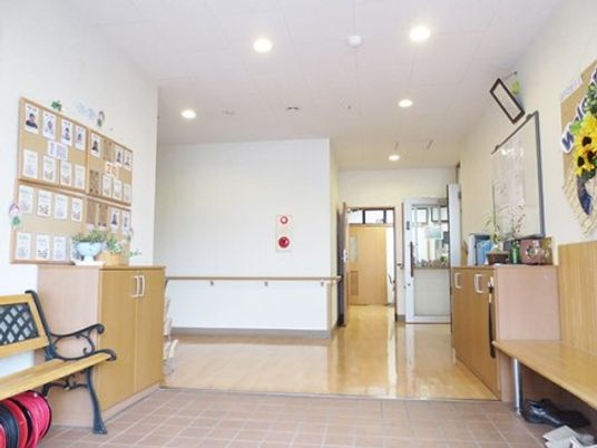 エントランスの明るい通路