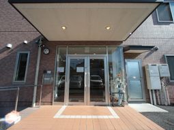 明るいエントランスの様子