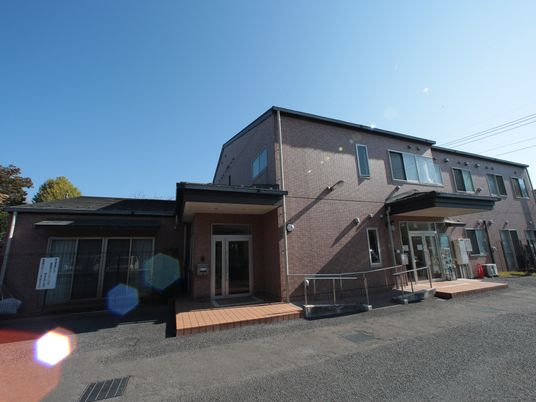 明るい建物の外観