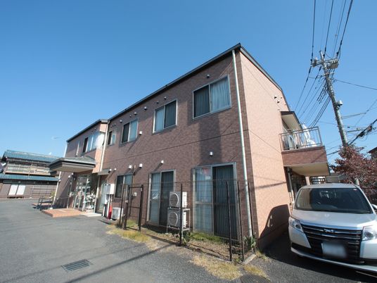 明るい外観の建物